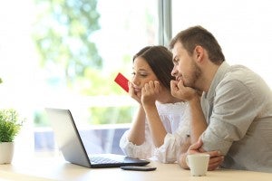 couple at laptop trying to figure out how to dispute credit report error