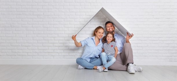 family with paper roof over heads deciding on a 15 year vs 30 year mortgage